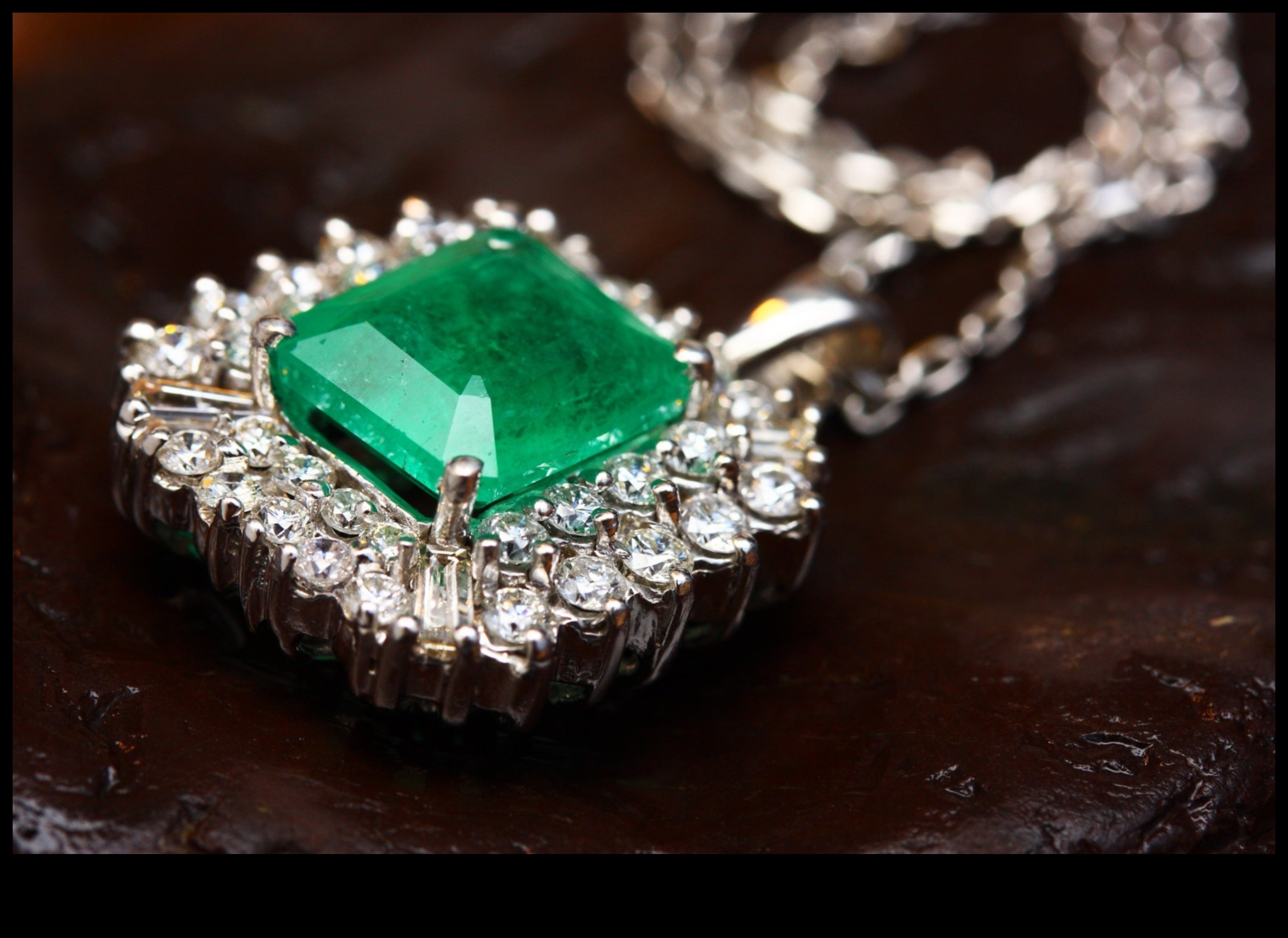 Încântare de smarald: înfășurați-vă în Green Gemstone Glam